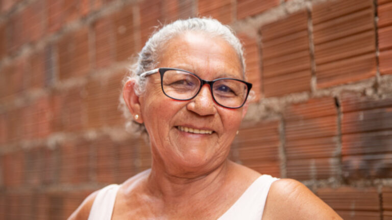 Legenda: Francisca Sousa (FranLegenda: Francisca Sousa (Fransquinha), de 69 anos e moradora do Grande Bom Jardim, no bairro Granja Lisboa. Foto: Darlene Andrade.squinha), de 69 anos e moradora do Grande Bom Jardim, no bairro Granja Lisboa. Foto: Darlene Andrade.