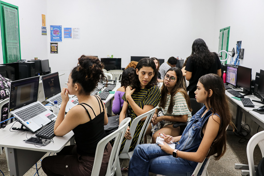 Estudante cria clube de programação para meninas - Instituto de