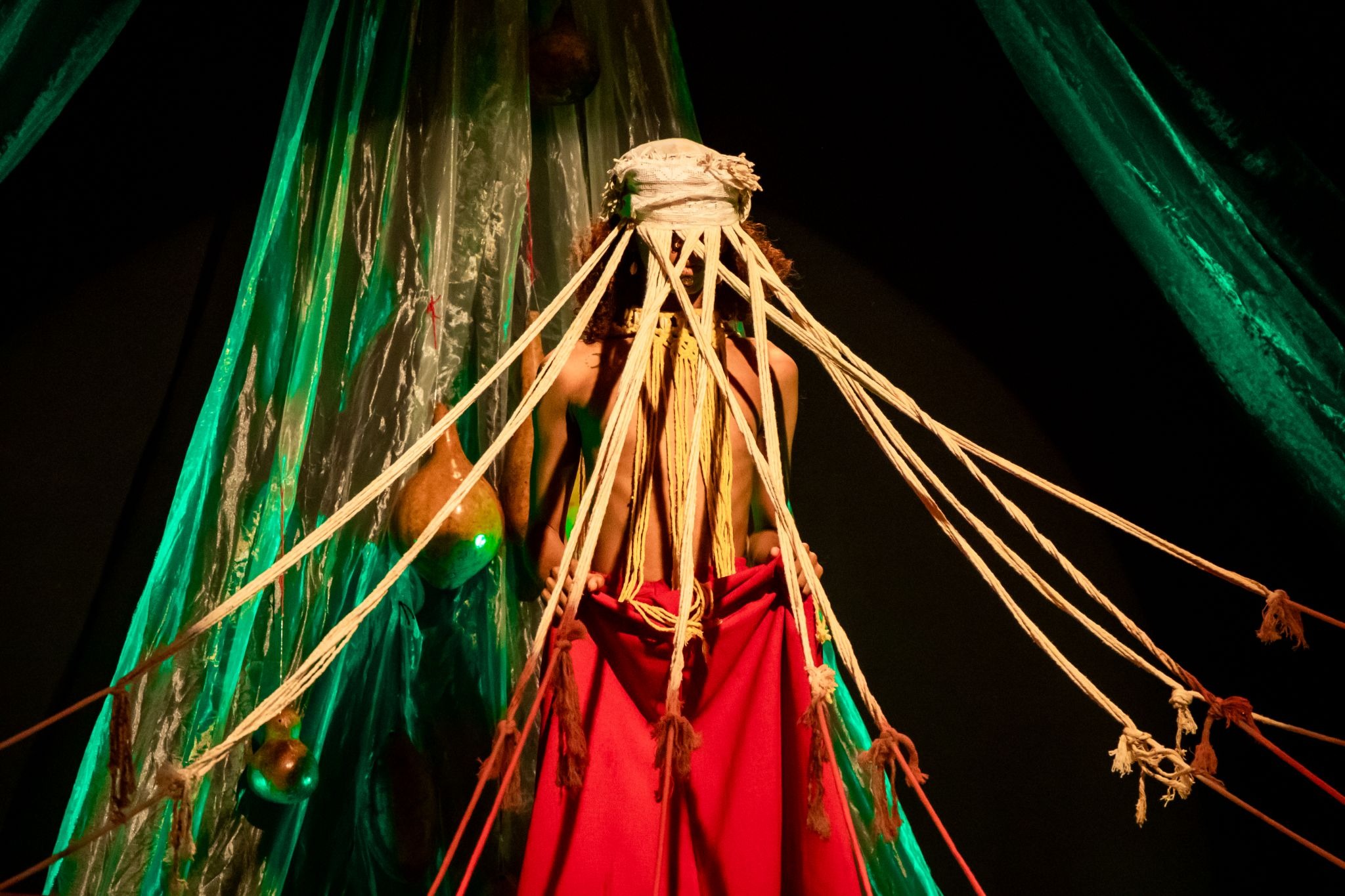 “Odu Eleiye: Pássaro que corta o mundo” é a primeira montagem do Curso Técnico em Teatro do Centro Cultural do Bom Jardim Reprodução: Edvania Ayres / Centro Cultural Bom Jardim