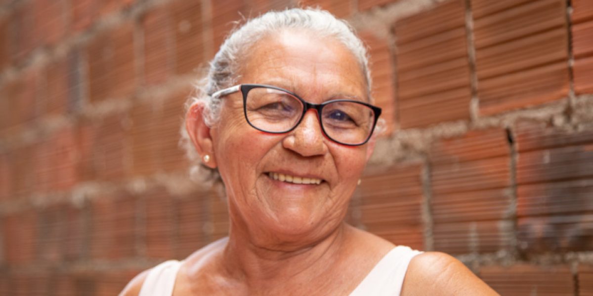 Legenda: Francisca Sousa (FranLegenda: Francisca Sousa (Fransquinha), de 69 anos e moradora do Grande Bom Jardim, no bairro Granja Lisboa. Foto: Darlene Andrade.squinha), de 69 anos e moradora do Grande Bom Jardim, no bairro Granja Lisboa. Foto: Darlene Andrade.
